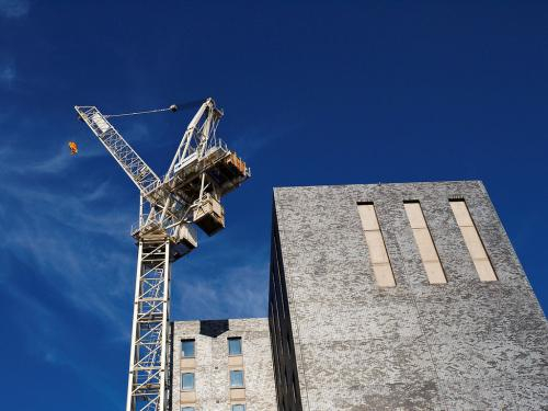 辦理建筑企業(yè)資質(zhì)時，應(yīng)該如何確定人員證書有效性？